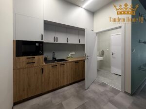 Do wynajęcia lokal usługowy 222m2 na bliskiej Woli na parterze biurowca